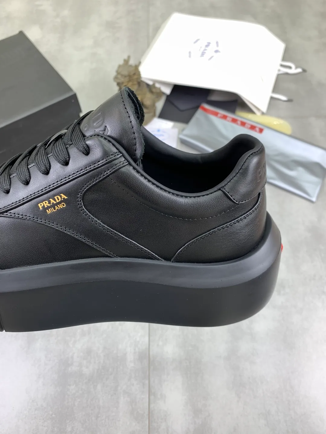 Men's shoes 💰P600💰[New model] The top version is available on the official website, 🆘 The trendy brand (Prada) mainly promotes the popular model, avant-garde and versatile fashionable men's shoes, private version mold opening, cowhide surface splicing 1:1.. Fashionable and simple, original imported cowhide lining cowhide feet; the atmosphere and personality are more fashionable, eye-catching and pursuing class. It will subvert the old idea and be a must-have for fashion trendsetters with you! Must keep it for yourself! Tall and comfortable, large and low, high-end quality workmanship. The new high-end outsole on the official website. Size: 38-45. Available in black and white.